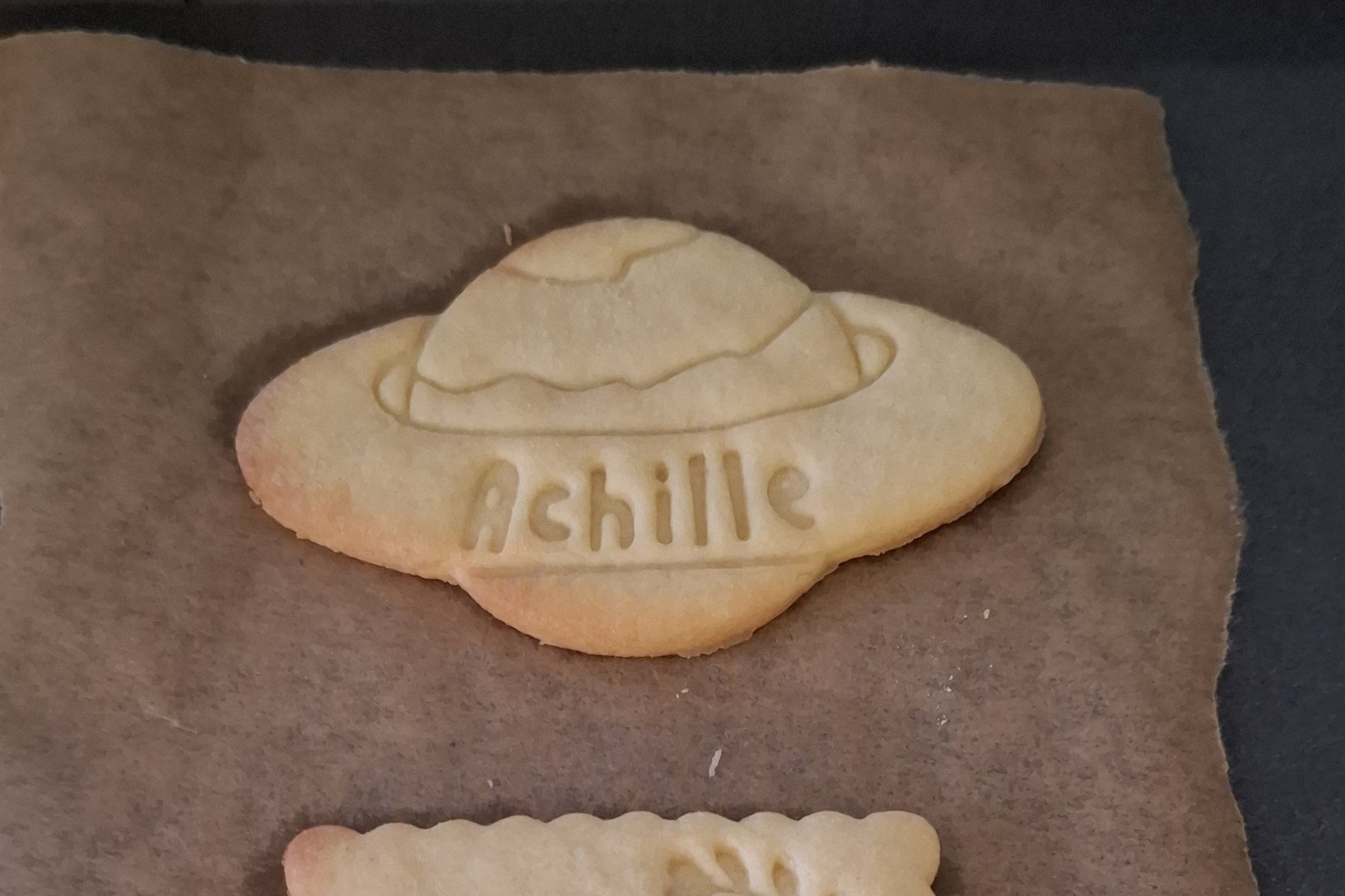 Sablé planète Achille, texte gravé